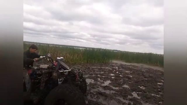 испытание квадроцикла ,застряли в луже смотреть онлайн