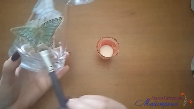 Оздоблення вази технікою декупаж