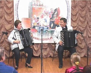 Я лечу над Россией. Исполняют Герасимовы, Лариса (аккордеон), Виктор (баян) и Марина.