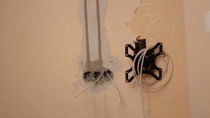 Выполнил монтаж новой электропроводки во вторичке.