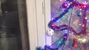 Как сделать красивую Новогоднюю Елку из гирлянды в окне.