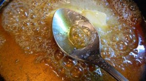 Груши в карамели с мороженым