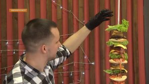 Самый высокий бургер в мире соорудили в Михайловске.