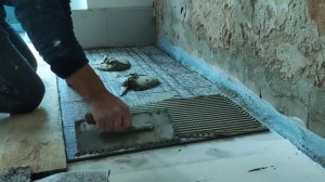 Как быстро наносить клей на плитку