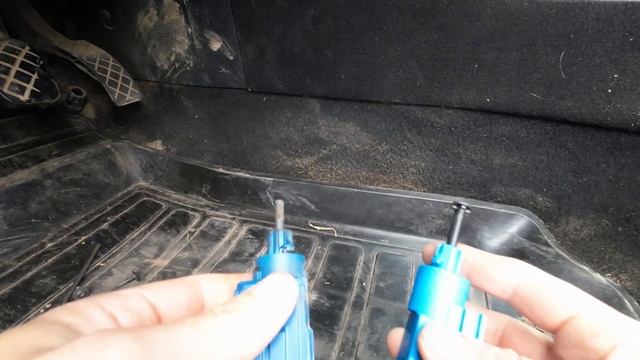 Шкода Октавия тур -  замена датчика педали сцепления смотреть онлайн