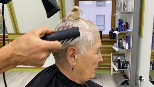 Возрастная стрижка , на вьющихся волосах смотреть онлайн