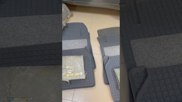 Здесь не ступала нога человека. Оригинальные коврики Mercedes W140. Какие они были?