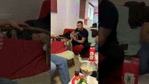 Очень классно поёт  Растафарай под гитару