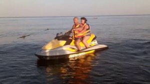 С ветерком по волнам на водном мотоцикле!