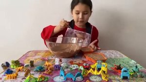 Растапливаем шоколад от Киндер Сюрприза и заливаем в форму Мишки