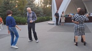 ТЬІ ЖЕНЩИНА МОЯ КОТОРУЮ ЛЮБЛЮ Я ОЧЕНЬ ТАНЦЬІ В ПАРКЕ ГОРЬКОГО ХАРЬКОВ 2023
