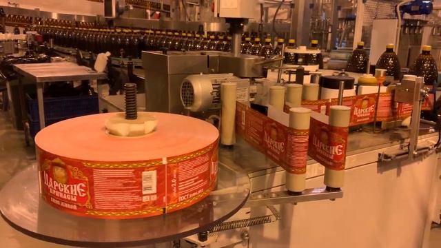 Наклейка этикеток на квас Царские Припасы смотреть онлайн