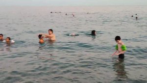 пляж Коньяалты, дети учатся плавать в маске