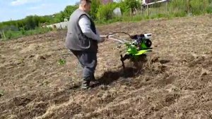Удаление сорняка с целины. Очистка земельного участка от пырея и других сорняков.