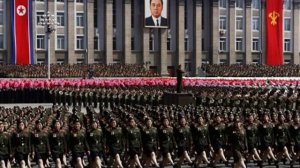 Северокорейская песня: Солдаты совершают подвиги вместе со знаменем