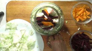 Маринованная капуста со свеклой, морковью и чесноком