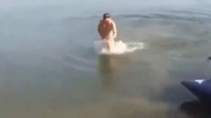 Решил скупнуться голышом