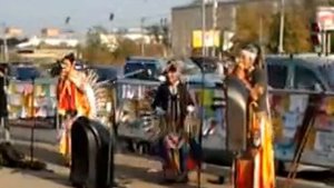 Индейцы поют и танцуют в Москве, метро Университет