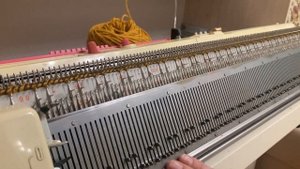 Шапка резинкой из толстой пряжи на вязальной машине