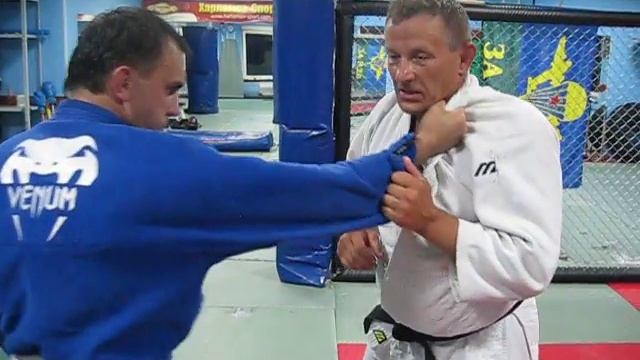 Как бороться с захватом за отворот.