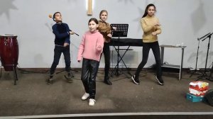 Танец Чика-Бум крутая песня?