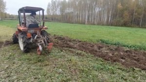 Выравнивание участка минитрактором.