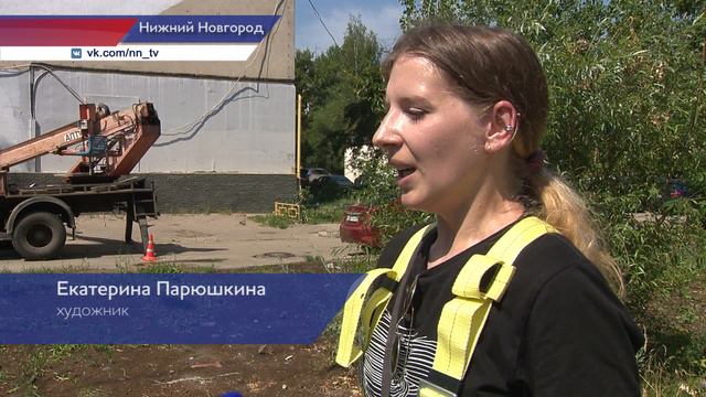 Нижегородская художница нарисовала на стене дома мурал на основе рисунка её дочери.