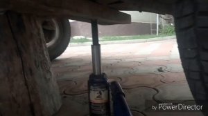 Как правильно подымать домкратом автомобиль чтобы домкрат не закусило под авто?