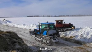 Как в СССР: Гусеничные тракторы вытаскивают огромные скирды с поля - ДТ-75, Агромаш 90ТГ, ВТГ-90!