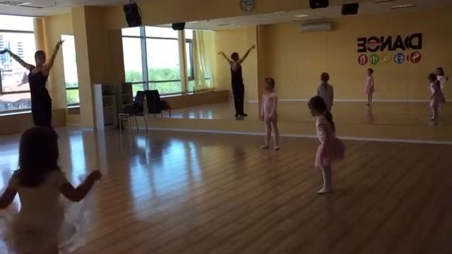 Занятие в студии Dance Station Sofia mall Paradise смотреть онлайн