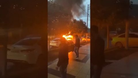 Загоревшийся из-за замыкания проводки автомобиль в Дербенте поехал прямо на людей