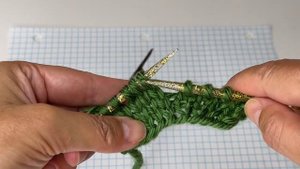 № 131 Три петли вместе лицевой с наклоном вправо / Мастер-Класс / Для начинающих / Уроки вязания