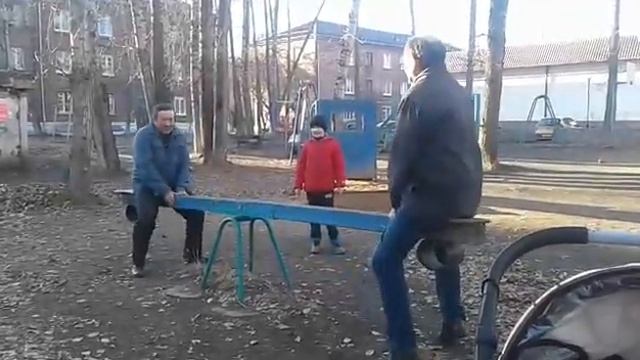Два деда выпили и теперь качаются на качелях
