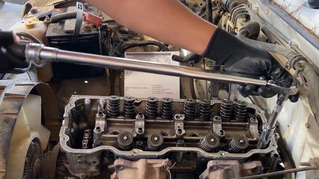 ¿Cómo dar el torque de cabeza a un motor? 2.4 de Nissan (KA24E) смотреть онлайн