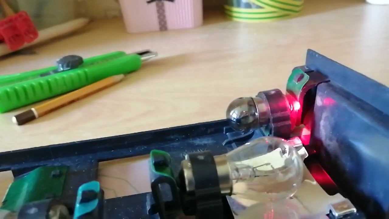 Опять задний фонарь ВАЗ 2114, удаляем чёрную точку под "+"