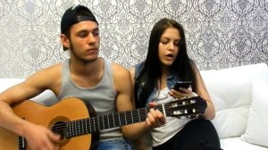 Парень играет на гитаре,Девушка круто поет , Солнышко ты моё ясное