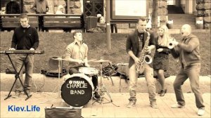 Уличные таланты. CHARLIE BAND c композицией "Водограй"на Хрещатике.