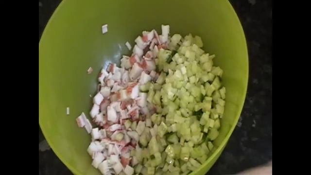 Вкусный и простой рецепт салата из крабовых палочек.