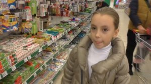 Алиса едет в магазин покупать школьные принадлежности