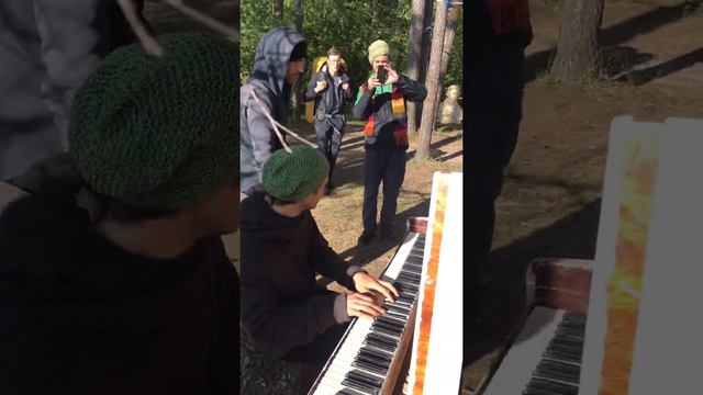 Гриша и Антон играют на пианино на Wafest_2/2 смотреть онлайн