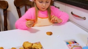 ДЕТИ ГОТОВЯТ ЕДУ ЦВЕТНУЮ.Видео для детей про литл стар Эльвира и братик Райан Играют в поворов. Игр