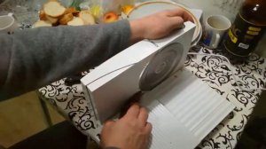 Как нарезать багет,  колбасу,  помидоры,  тонкими кусочками.