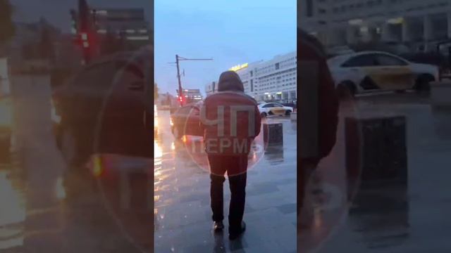 Мигрант припарковался на ноге пешехода