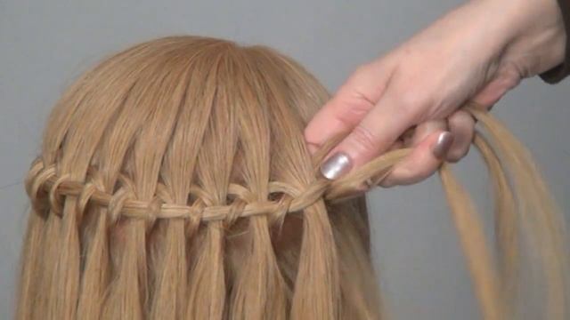 Прическа: Французский водопад. Waterfall braid hairstyle with flower смотреть онлайн