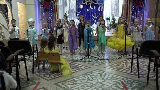 Что это за праздник полный песен разных. Новогодние детские песни современные