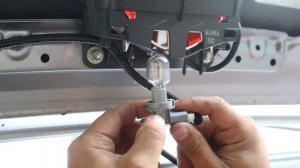 Honda CR-V 3, замена лампочки заднего стопа в двери багажника