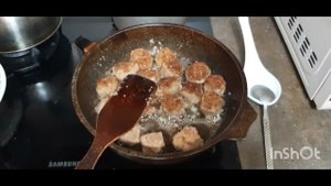 Фрикадельки в молочном соусе с рисом