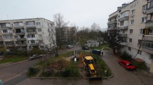 Тракторные работы на детской площадке во дворе многоэтажки