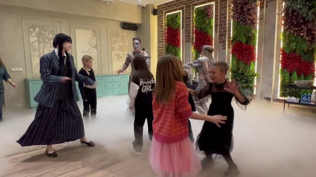 Танец Уэнсдей, заказать аниматора Уэнсдей Аддамс можно по тел. (495) 16-000-18
