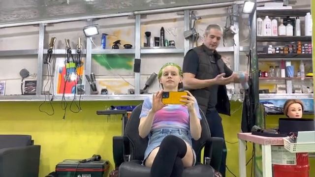 Цветное окрашивание челки «Anthocyanin», укладка Dyson AirWrap, быстрая салонная фото сессия. смотреть онлайн